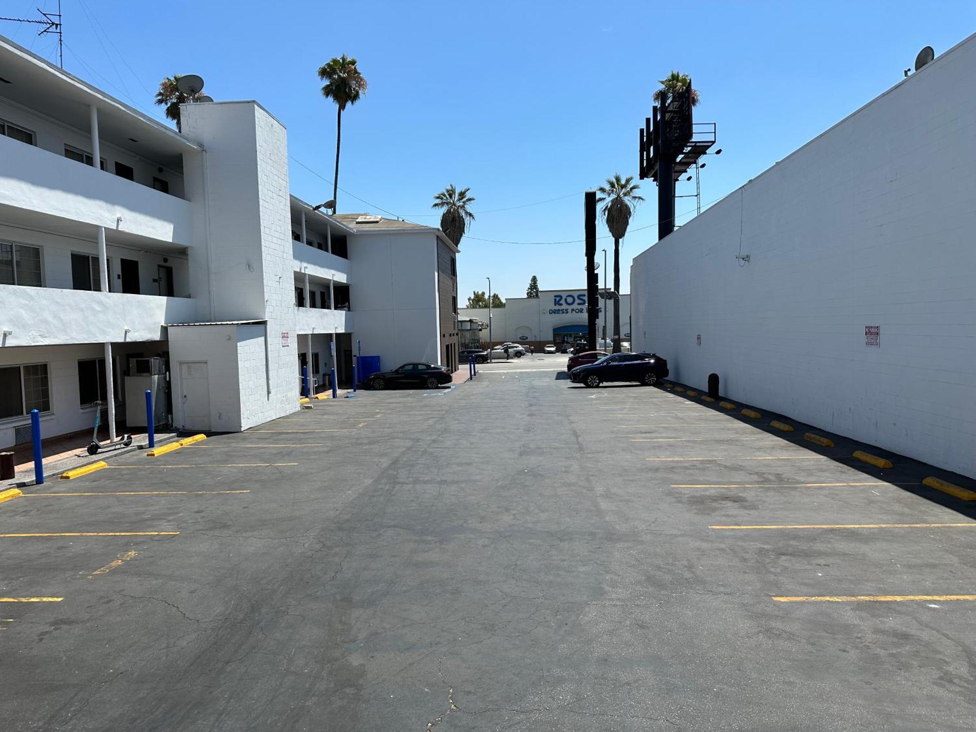 Dusk Hotel Hollywood Los Angeles Exterior photo